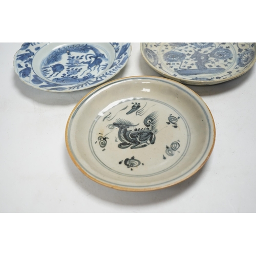 343 - Three Chinese late Ming blue and white dishes, largest 21cm