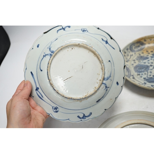 343 - Three Chinese late Ming blue and white dishes, largest 21cm