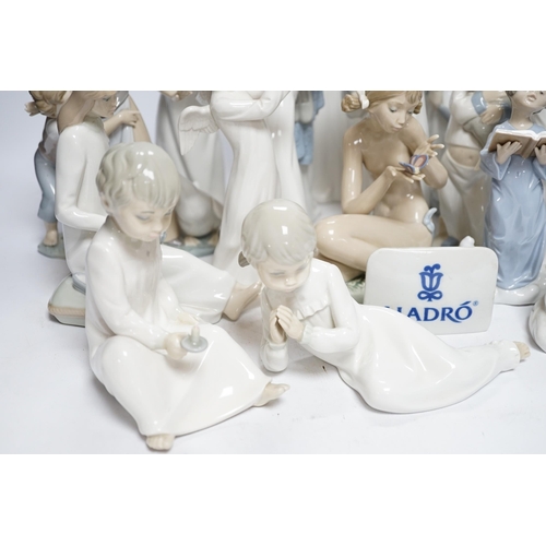 384 - A group of various Lladro figures (16 + plaque)