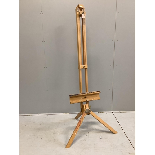 1092 - A Daler-Rowney beech artist's studio easel