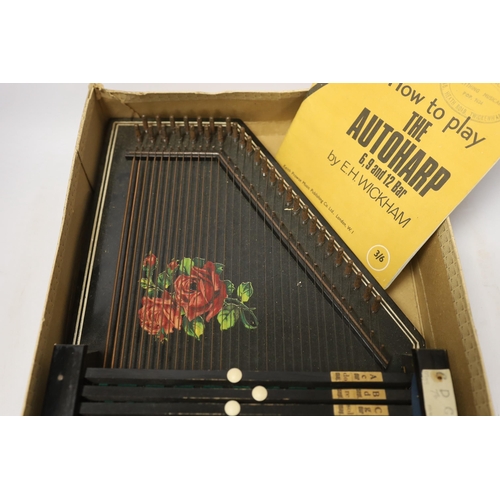 1386 - An autoharp in original box with booklet