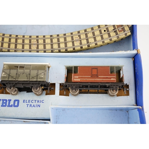 251 - A collection of Hornby Dublo railway for 3-rail running, including; a boxed EDG7 Tank Goods Train se... 