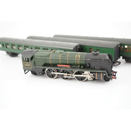 252 - Sixteen 00 gauge model railway items by Hornby, Lima, etc. including a BR West Country Class 4-6-2, ... 