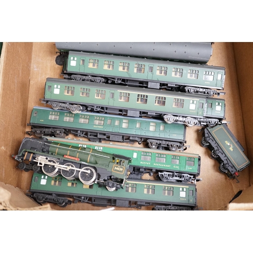 252 - Sixteen 00 gauge model railway items by Hornby, Lima, etc. including a BR West Country Class 4-6-2, ... 