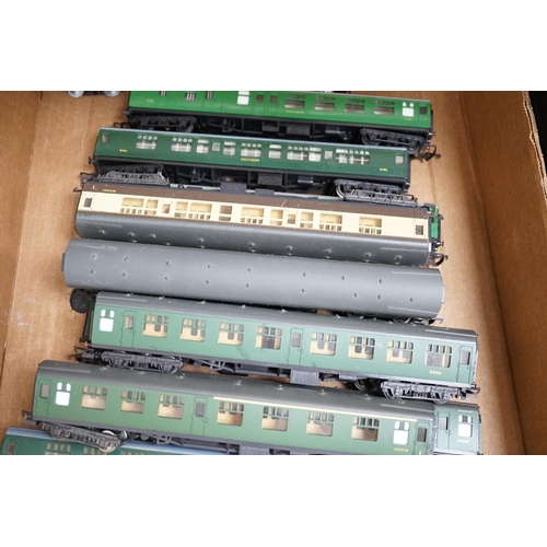 252 - Sixteen 00 gauge model railway items by Hornby, Lima, etc. including a BR West Country Class 4-6-2, ... 