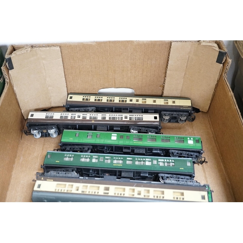 252 - Sixteen 00 gauge model railway items by Hornby, Lima, etc. including a BR West Country Class 4-6-2, ... 