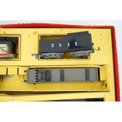 253 - A collection of Tri-ang Railways 00 gauge model railway items, including; four locomotives, US outli... 