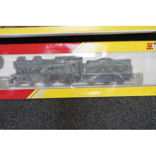 257 - Nine Hornby 00 gauge LNER model railway items, including; a Flying Scotsman train set (R1019) compri... 