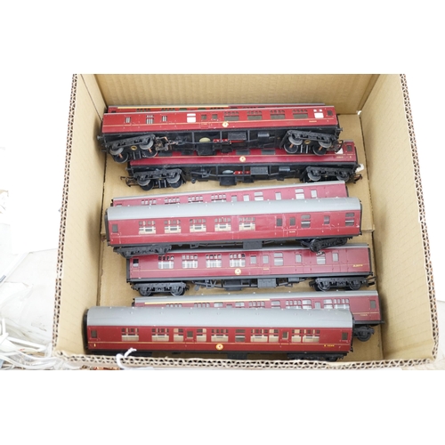 258 - A collection of 00 gauge model railway by Hornby, Tri-ang, etc. including two boxed locomotives; a T... 