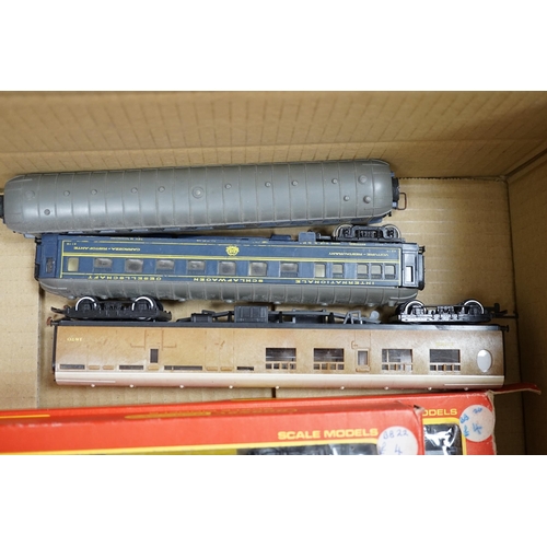 260 - Fifteen 00 gauge model railway items by Hornby Railways, Lima, etc. including six locomotives; a BR ... 