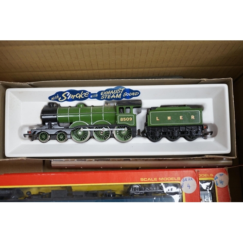 260 - Fifteen 00 gauge model railway items by Hornby Railways, Lima, etc. including six locomotives; a BR ... 