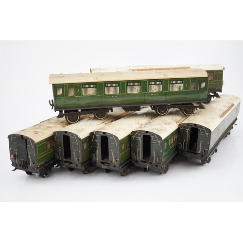 267 - Seven Hornby 0 gauge tinplate No.2 coaches in Southern Railway livery