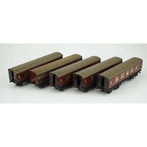 270 - Five Hornby 0 gauge tinplate No.2 coaches in LMS livery