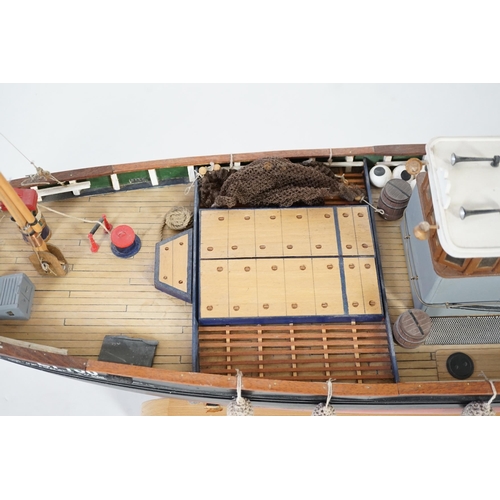 286 - A kit-built Maxwell Hemmens pond yacht style model of a herring drifter, LT100, 120cm long, a well c... 