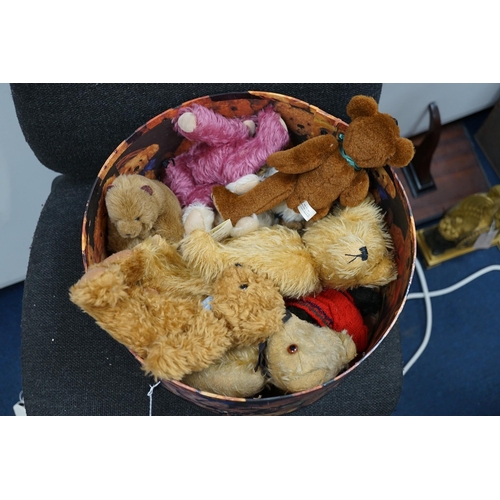 348 - A collection of twenty-six modern teddy bears by The English Teddy Bear Co., Honey Hill Bears, Merry... 