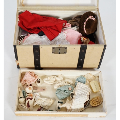 357 - A doll's trunk with assorted vintage clothes, shoes and doll's accessories