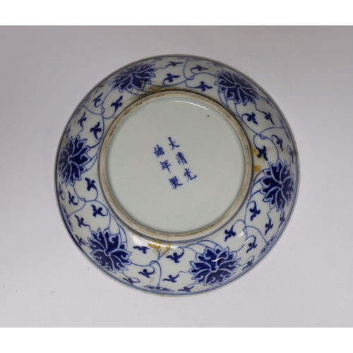 406 - A Chinese blue and white lotus saucer dish, Guangxu mark and of the period (1875-1908), 15.5cm diame... 