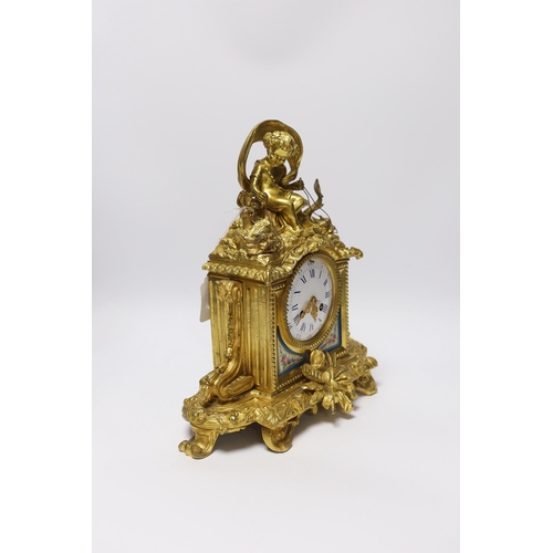 420 - An early 20th century French ormolu mantel clock, with enamel dial, key and pendulum, 31cm