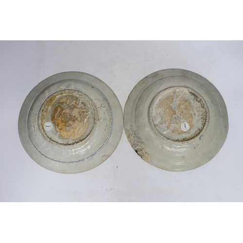 475 - A pair of Chinese Swatow blue and white 'phoenix' plates, late Ming, Binh Thuan shipwreck, 26cm diam... 