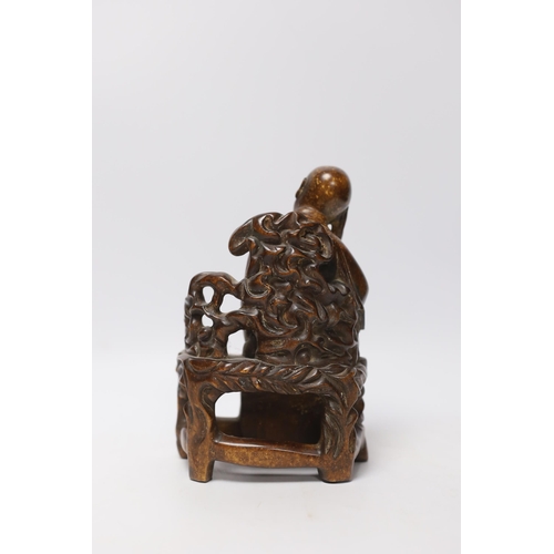 568 - A Chinese carved wood figure of a scholar, 19cm