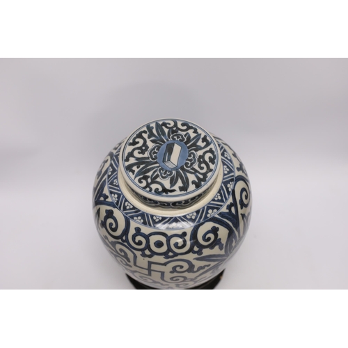 577 - A 19th century Chinese blue and white jar and cover, with stand, 29cm total (including stand)