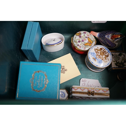 619 - A collection of curios to include Halcyon Days, Bilston and Limoges enamel boxes, a Chinese champlev... 