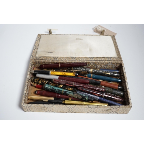 641 - A collection of vintage fountain pen and boxes