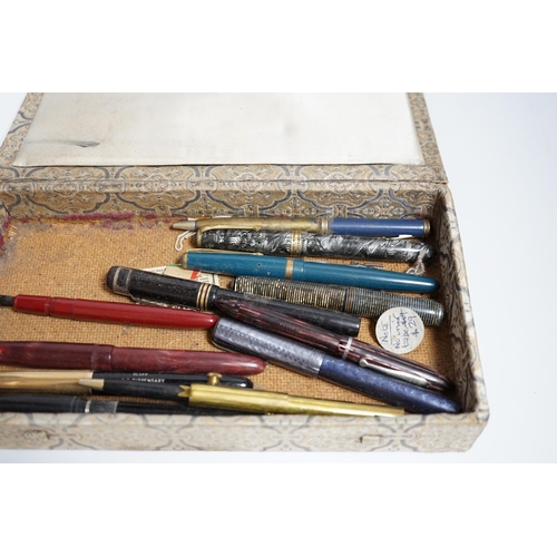 641 - A collection of vintage fountain pen and boxes