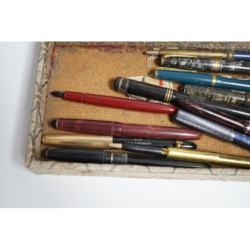 641 - A collection of vintage fountain pen and boxes