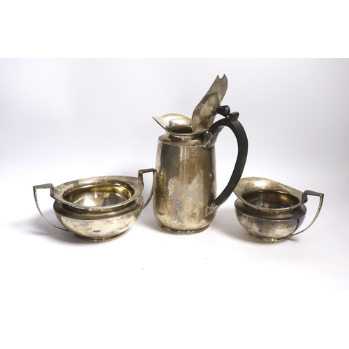 829 - An Edwardian silver hot water pot and matching sugar bowl and cream jug, Daniel & John Welby, London... 