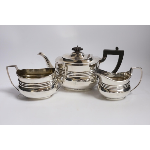 834 - An early 20th century three piece silver tea set, by William Barnard & Sons Ltd, London, 1908/11, gr... 