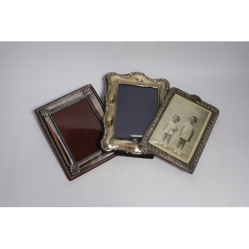 844 - A late Victorian repousse silver mounted photograph frame, Birmingham, 1898, 17.3cm, together with a... 