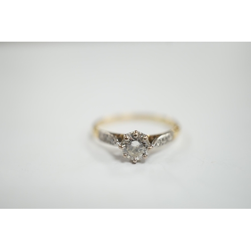 917 - An 18ct and single stone diamond set ring, with diamond chip set shoulders, size M, gross weight 1.9... 