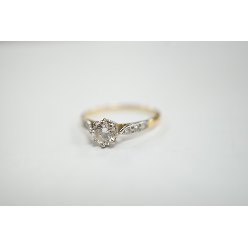 917 - An 18ct and single stone diamond set ring, with diamond chip set shoulders, size M, gross weight 1.9... 