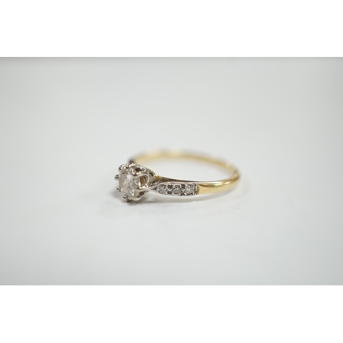 917 - An 18ct and single stone diamond set ring, with diamond chip set shoulders, size M, gross weight 1.9... 