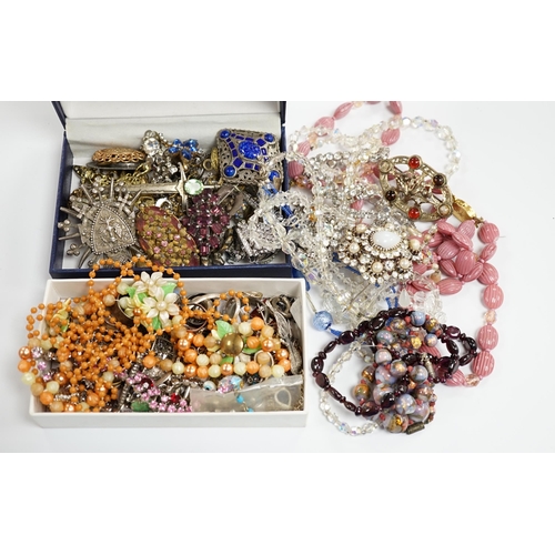 922 - A large quantity of assorted costume and other jewellery including 925.