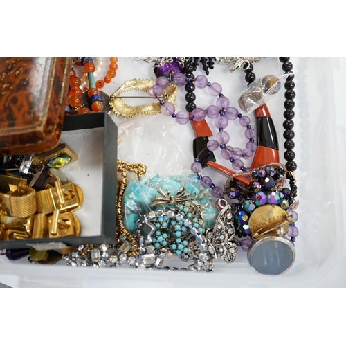 922 - A large quantity of assorted costume and other jewellery including 925.