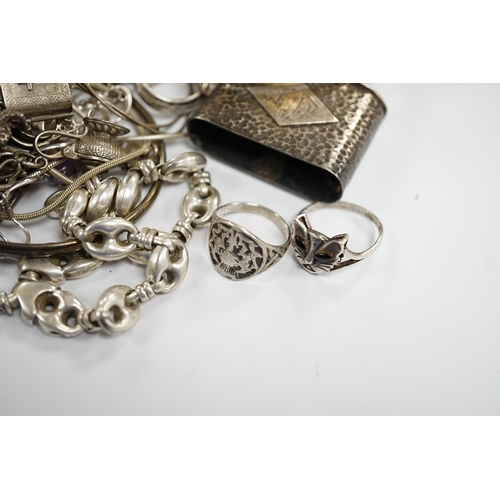 923 - A quantity of assorted mainly silver, white metal and 925 jewellery including rings and bracelets an... 