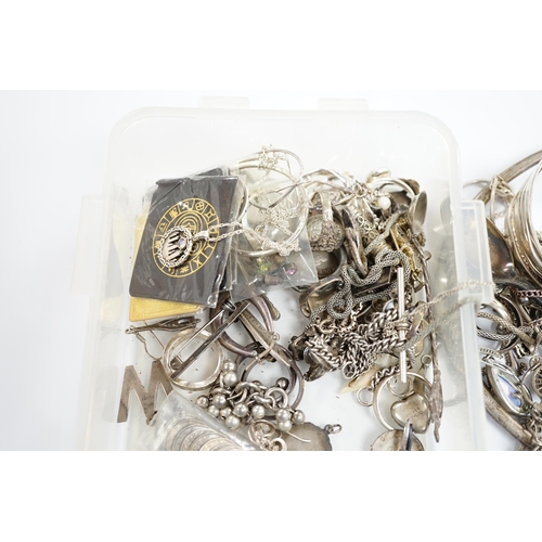 923 - A quantity of assorted mainly silver, white metal and 925 jewellery including rings and bracelets an... 