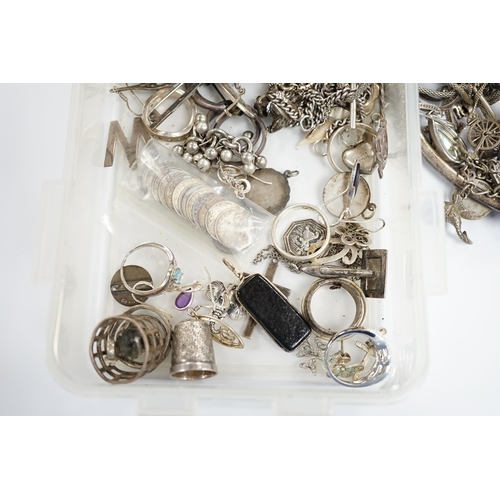 923 - A quantity of assorted mainly silver, white metal and 925 jewellery including rings and bracelets an... 