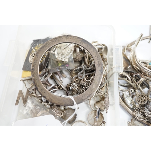 923 - A quantity of assorted mainly silver, white metal and 925 jewellery including rings and bracelets an... 