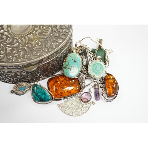 924 - A quantity of assorted jewellery including Israeli 925 brooch, sterling agate pendant and large ambe... 