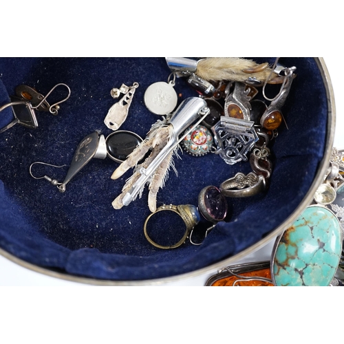 924 - A quantity of assorted jewellery including Israeli 925 brooch, sterling agate pendant and large ambe... 