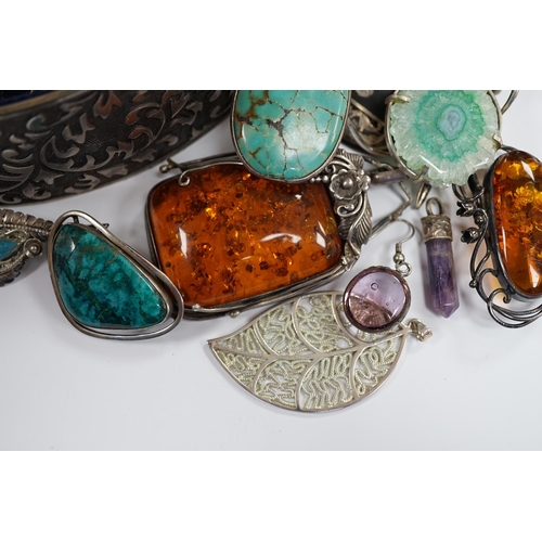 924 - A quantity of assorted jewellery including Israeli 925 brooch, sterling agate pendant and large ambe... 