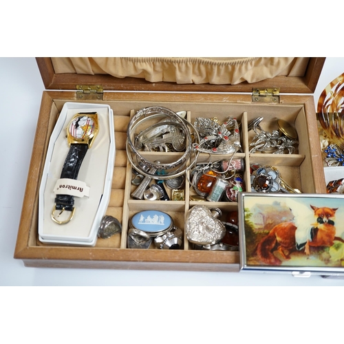 933 - A quantity of assorted jewellery including 925 and costume and other items including a modern silver... 