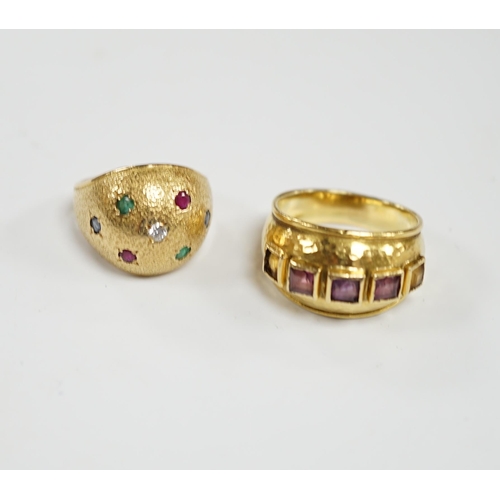 946 - A textured yellow metal, emerald, ruby and diamond set domed ring, size K, together with a stylish y... 