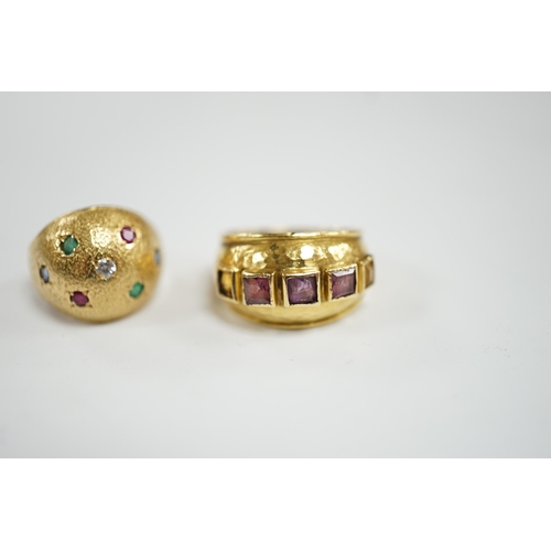 946 - A textured yellow metal, emerald, ruby and diamond set domed ring, size K, together with a stylish y... 