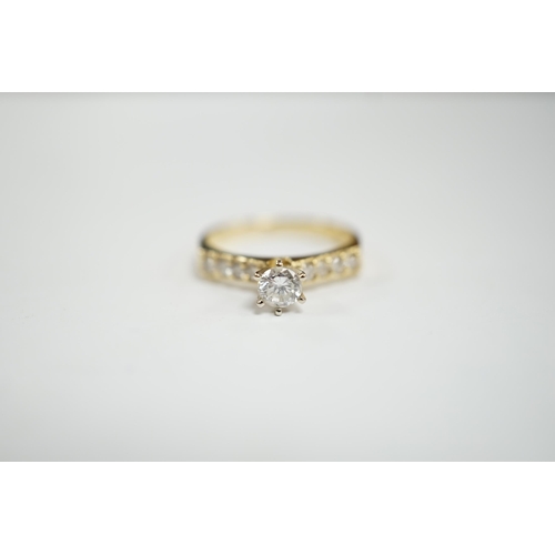 950 - A modern 14k and single stone diamond set ring, with diamond chip set shoulders, size M, gross weigh... 