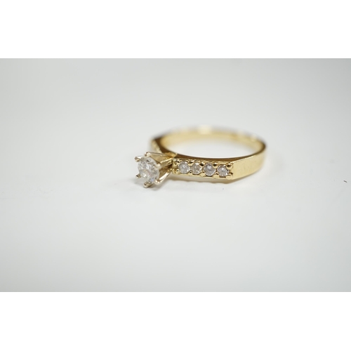 950 - A modern 14k and single stone diamond set ring, with diamond chip set shoulders, size M, gross weigh... 