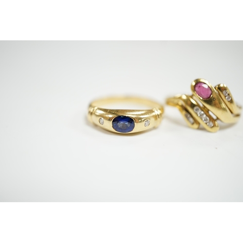 955 - A modern 750 yellow metal and gypsy set single stone sapphire and two stone diamond set ring, size N... 